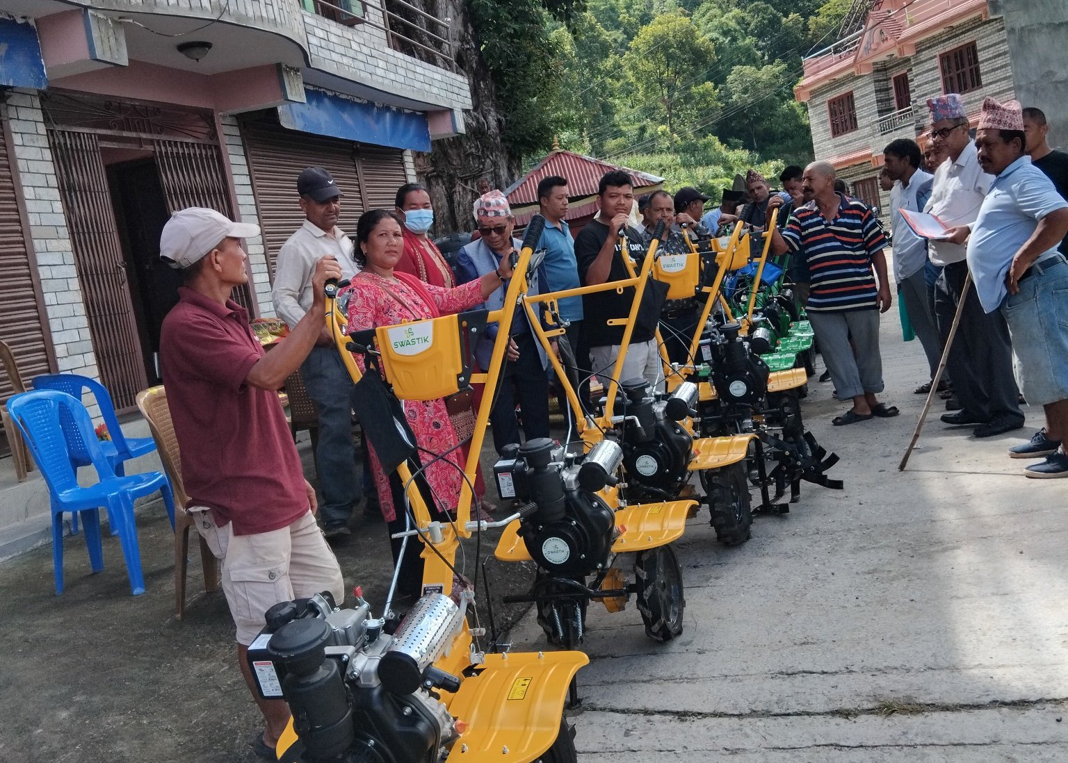 गोरखा नगरपालिका वडा नम्बर ८ द्धारा किसानलाई अनुदानमा हाते ट्याक्टर