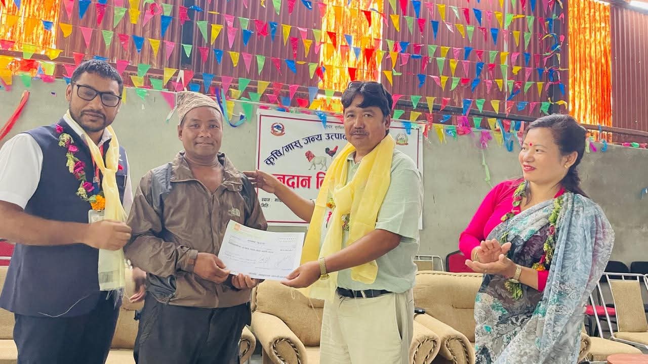 धार्चे गाउँपालिकाद्धारा मासुजन्य उत्पादनमा किसानलाई नगद अनुदान