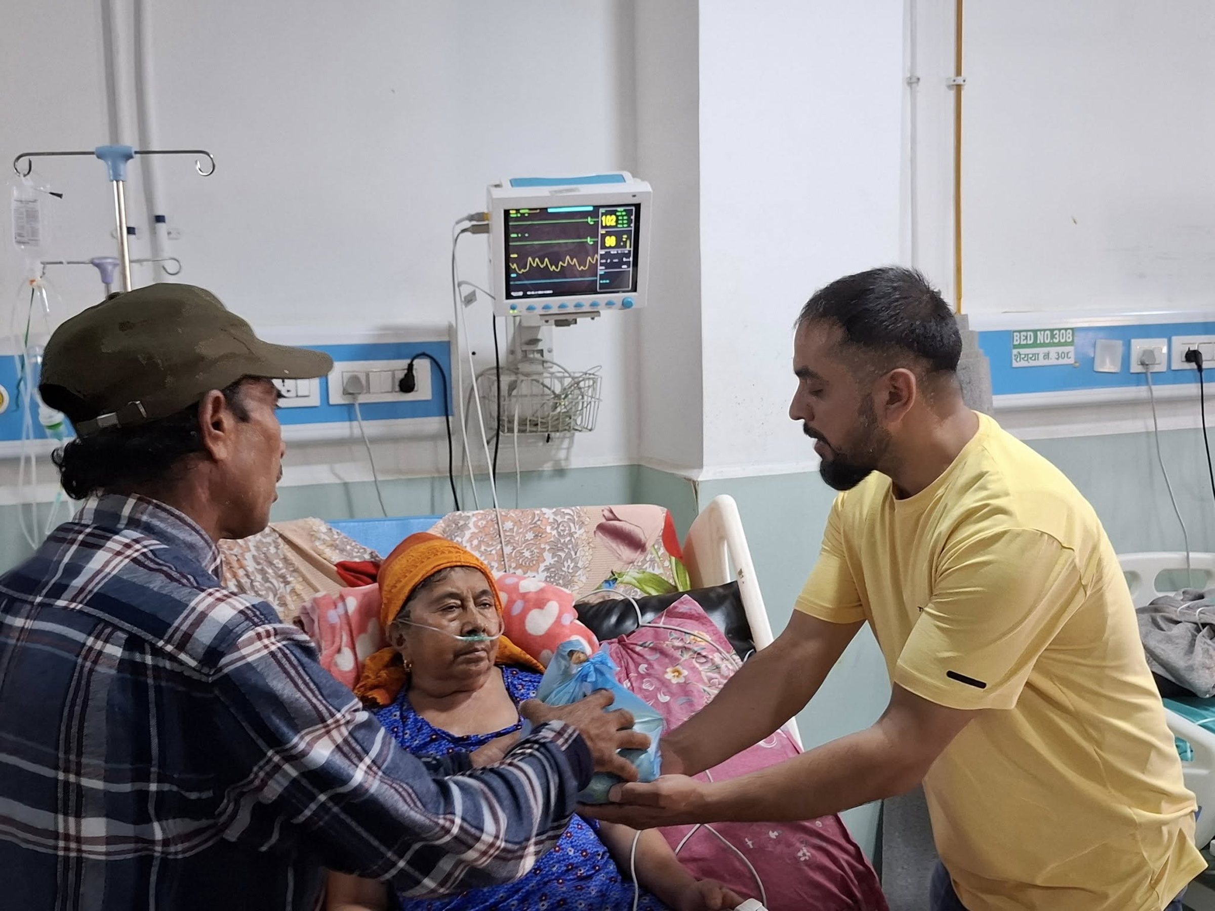 ४३ औँ विपि स्मृति दिवसको अवसरमा गोरखा अस्पतालका विरामीलाई फलफुल वितरण