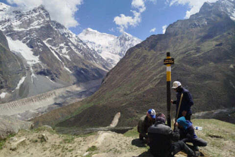 उत्तरी गोरखाको मनास्लु पदमार्गको ५३ स्थानमा थपिए मार्किङ पोल तथा साइनपोष्ट