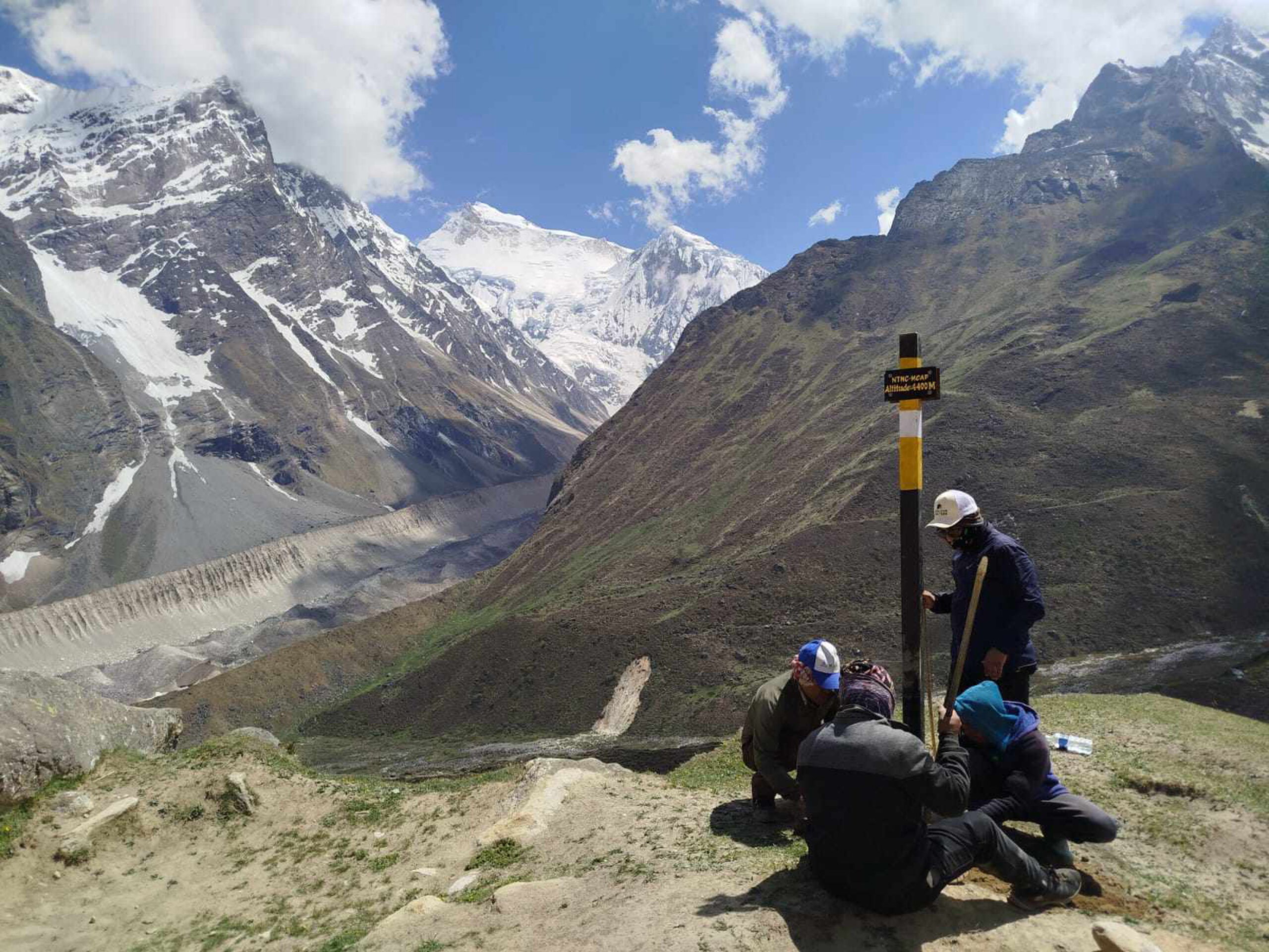 उत्तरी गोरखाको मनास्लु पदमार्गको ५३ स्थानमा थपिए मार्किङ पोल तथा साइनपोष्ट