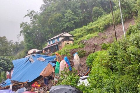 पर्वतको लाङ्दी पहिरो : पुरिएका दम्पतीमध्ये श्रीमान् मृत फेला, श्रीमतीको खोजी जारी