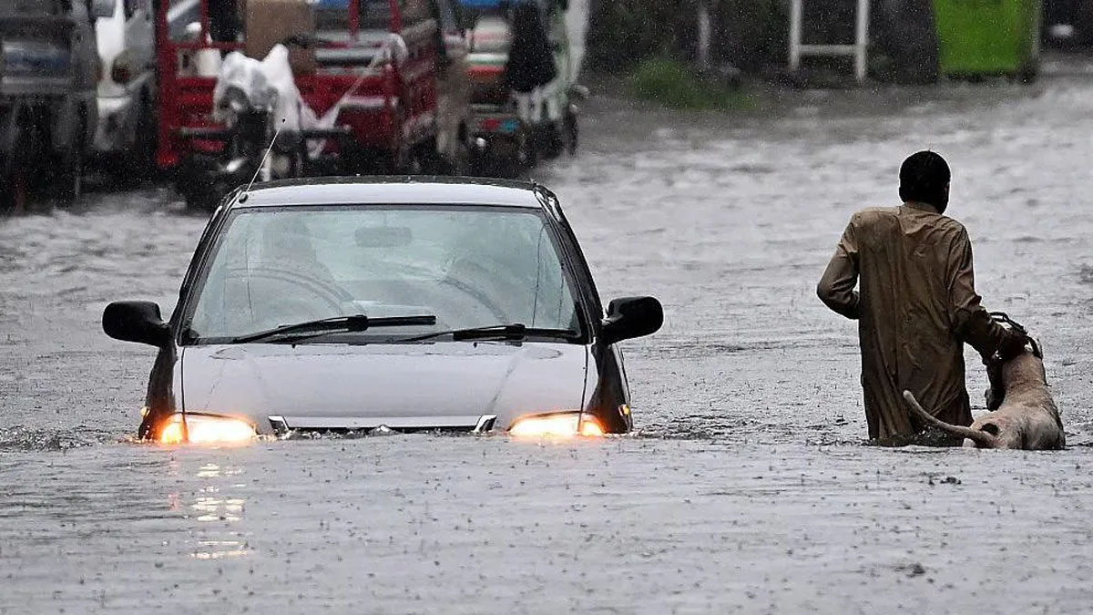 पाकिस्तानमा भीषण वर्षापछि चौबीस घन्टामै ६३ जनाको मृत्यु, आपतकाल घोषणा