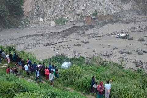 उद्धार गर्न गएका सहायक हवल्दार भिरबाट खसे, सेनाको हेलिकप्टर जाँदै