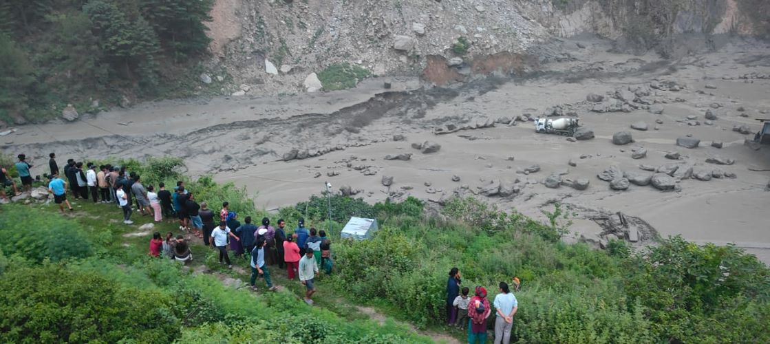 उद्धार गर्न गएका सहायक हवल्दार भिरबाट खसे, सेनाको हेलिकप्टर जाँदै