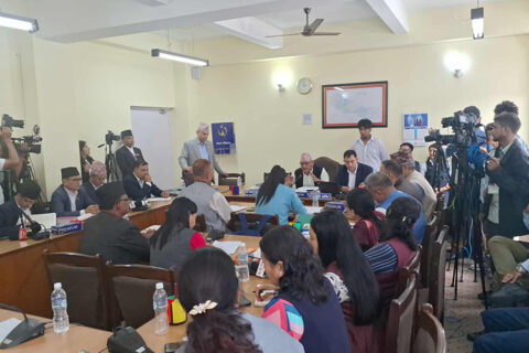 माओवादी सांसद्‌ले ह्वीप मान्दैनौं भनेपछि कांग्रेस सचेतकको नियमापत्ति