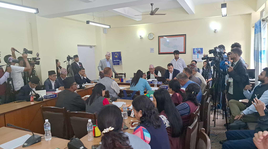 माओवादी सांसद्‌ले ह्वीप मान्दैनौं भनेपछि कांग्रेस सचेतकको नियमापत्ति