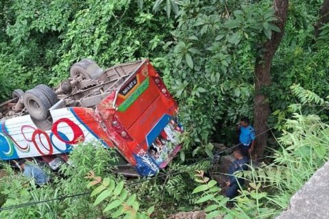 नारायणगढबाट गोरखा आउदै गरेको बस ऐना पहरामा दुर्घटना