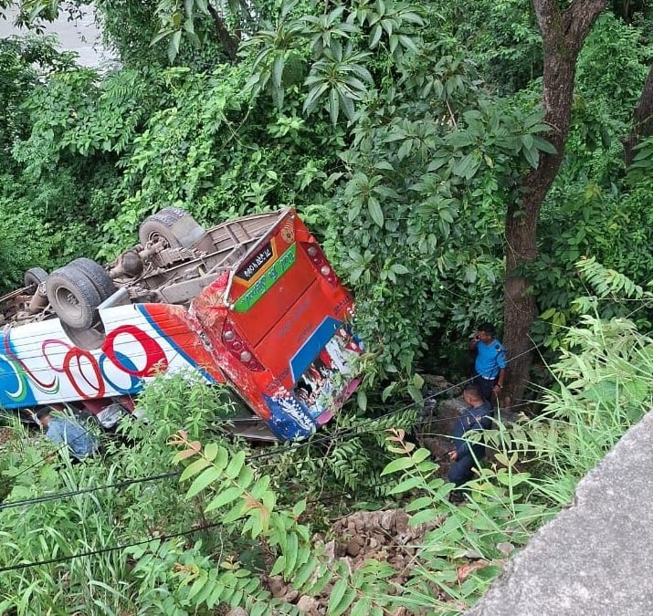 नारायणगढबाट गोरखा आउदै गरेको बस ऐना पहरामा दुर्घटना