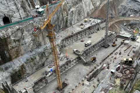 तनहुँ जलविद्युत् आयोजनाको मुख्य बाँधमा कङ्क्रिट निर्माण गरिँदै