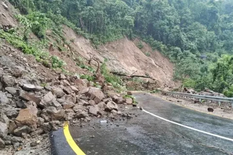 वर्षाले नौ राजमार्ग अवरुद्ध