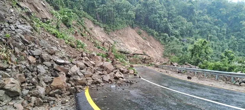 वर्षाले नौ राजमार्ग अवरुद्ध