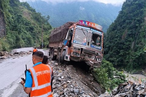 नारायणघाट – मुग्लिन सडकको तुइन खोलामा ट्रकमा खस्यो ढुंगा
