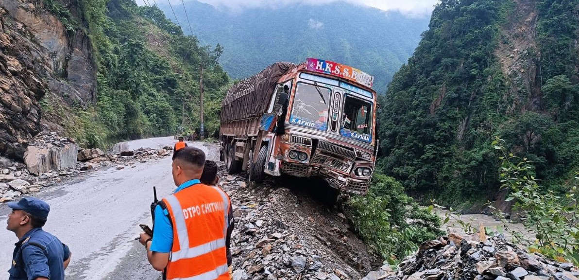 नारायणघाट – मुग्लिन सडकको तुइन खोलामा ट्रकमा खस्यो ढुंगा