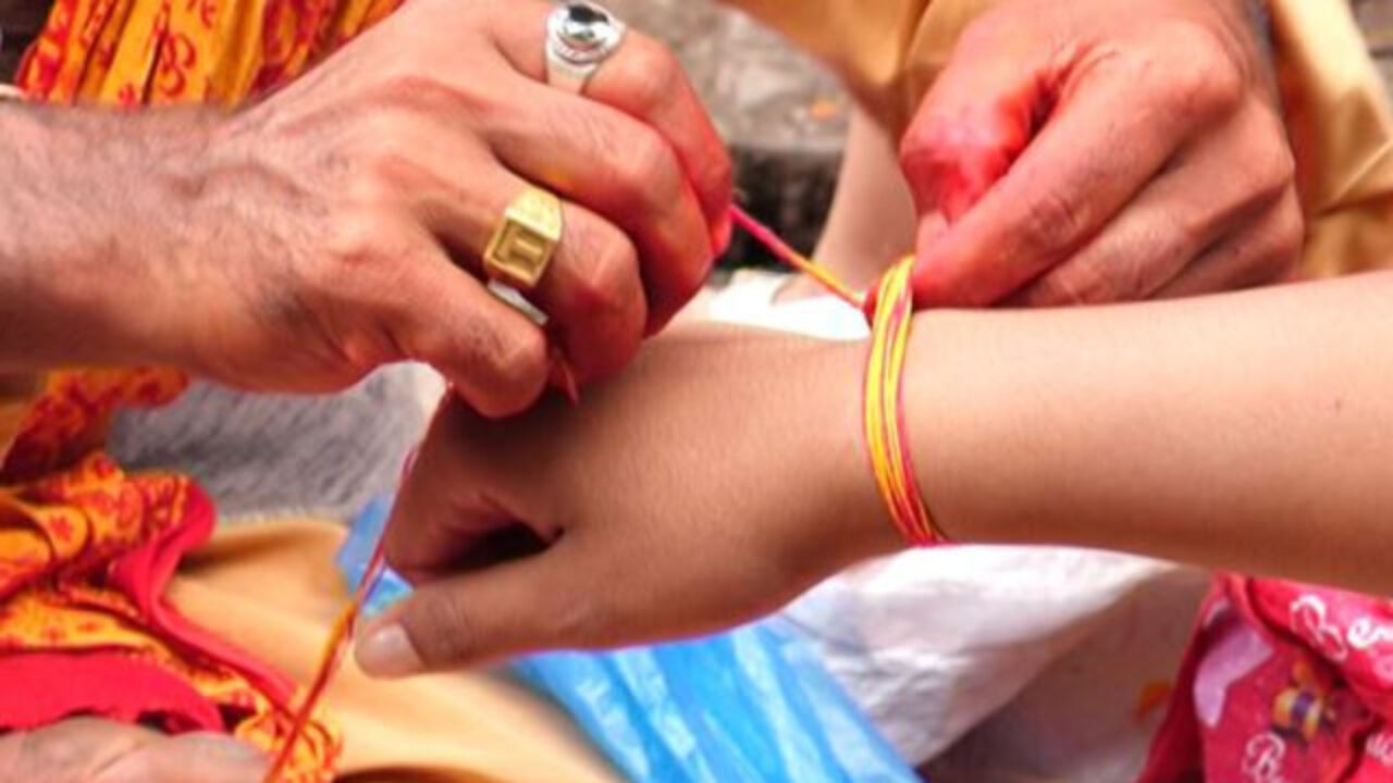 आज रक्षा बन्धन : किन बाँधिन्छ हातमा रक्षा बन्धन ?