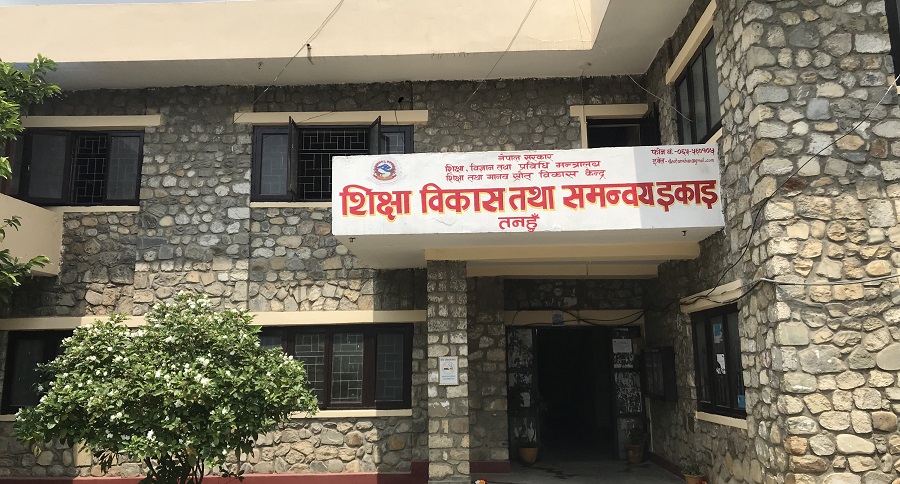 शिक्षामा सङ्कटः तनहुँमा ५८ प्रतिशत विद्यार्थीबिचैमा विद्यालय छोड्दै