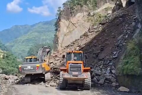 तुईन खोलामा पुनः सुक्खा पहिरो खस्दा सडक पूर्ण रुपमा अवरुद्ध