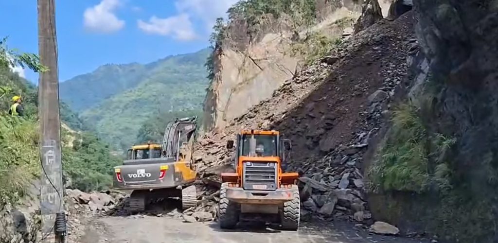 तुईन खोलामा पुनः सुक्खा पहिरो खस्दा सडक पूर्ण रुपमा अवरुद्ध
