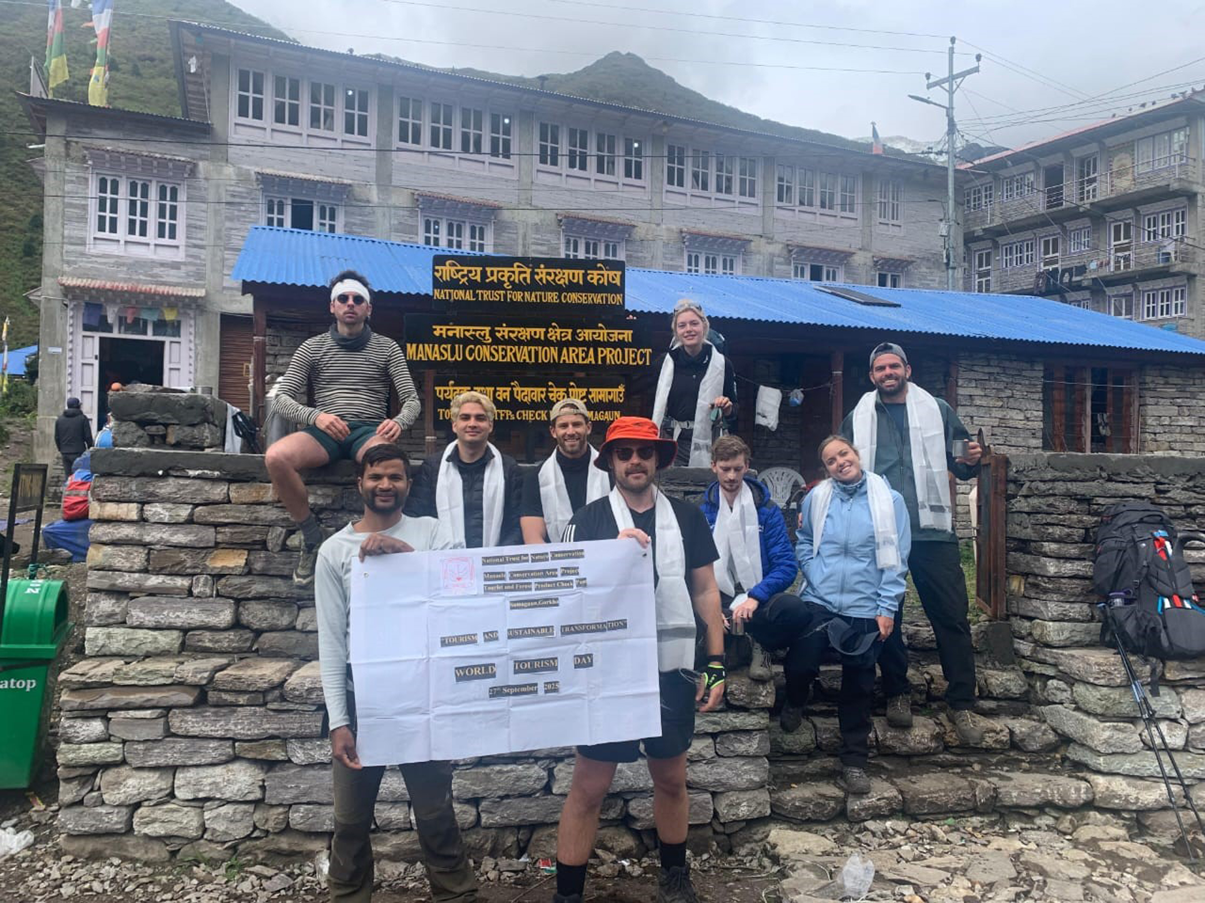 विश्व पर्यटन दिवसको अवसरमा मनास्लु पदमार्गमा पर्यटकलाई खादा–मालासहित सम्मान