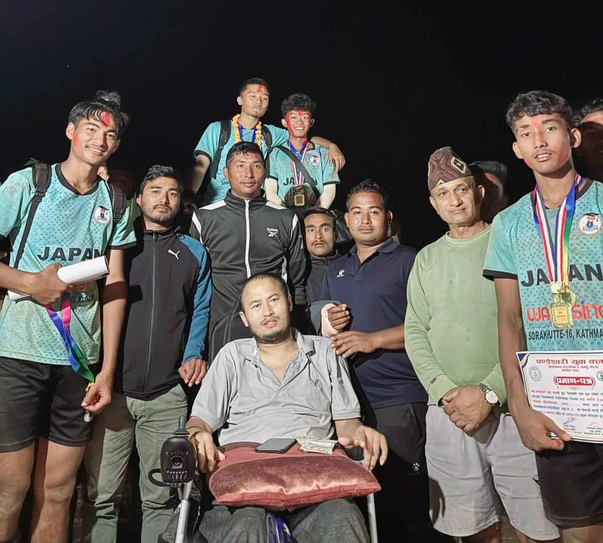 पुरस्कार जितेको रकम स्पाइनल इन्जुरीका बिरामीलाई सहयोग