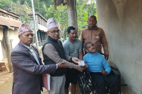 जिल्ला प्रसासन कार्यालय गोरखाद्धारा अपाङ्गता भएका एक व्यक्तिलाई घरमै पुगेर नागरिकता वितरण