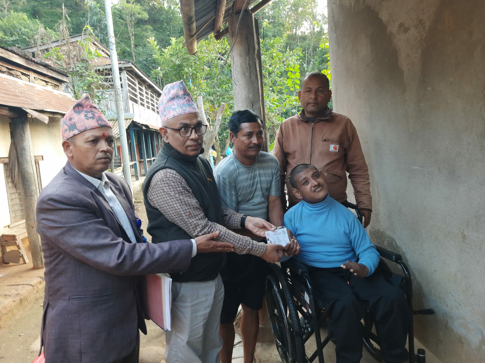 जिल्ला प्रसासन कार्यालय गोरखाद्धारा अपाङ्गता भएका एक व्यक्तिलाई घरमै पुगेर नागरिकता वितरण