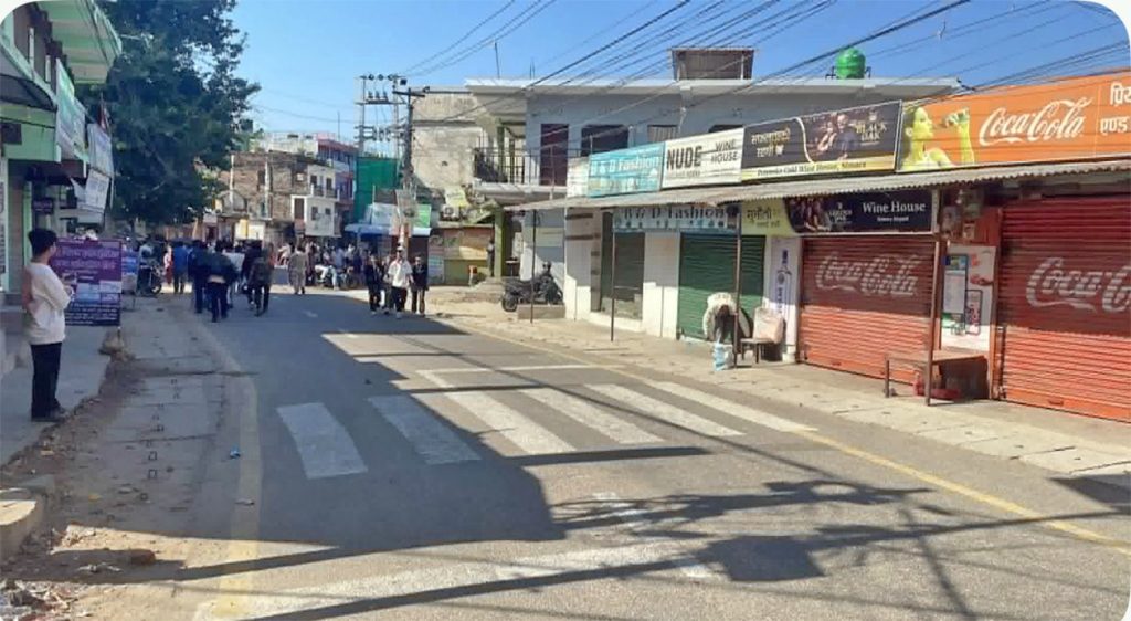 प्रहरी र युवाबीच झडपपछि  सिमरामा कर्फ्यू आदेश