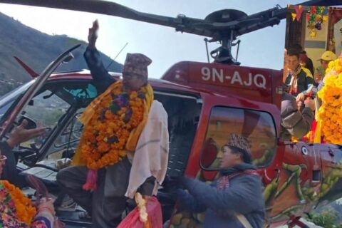 गोरखामा ३८ बर्षदेखि शिक्षण गर्दै आउनु भएका शिक्षकलाई हेलिकप्टर चार्टर गरी विदाई