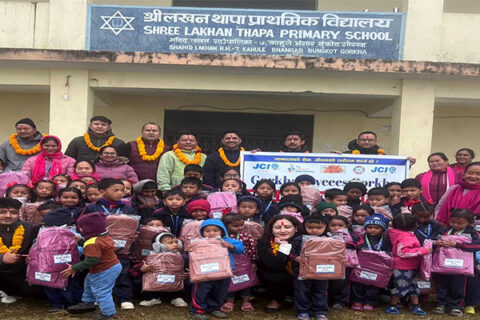 गोरखा जेसिजद्वारा बालबालिकालाई झोला बितरण
