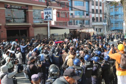  माइतीघर मण्डलामा प्रदर्शनरत आठ जना प्रहरी नियन्त्रणमा