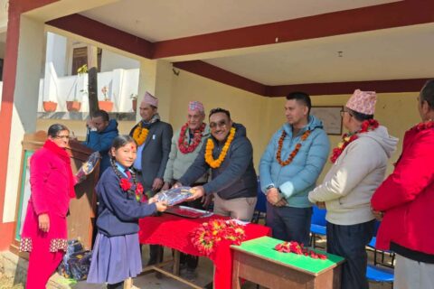 नेपाली कम्यूनिष्ट पार्टीका यूवा नेता श्रेष्ठद्वारा स्कुले बालबालिकालाई न्यानो कपडा बितरण