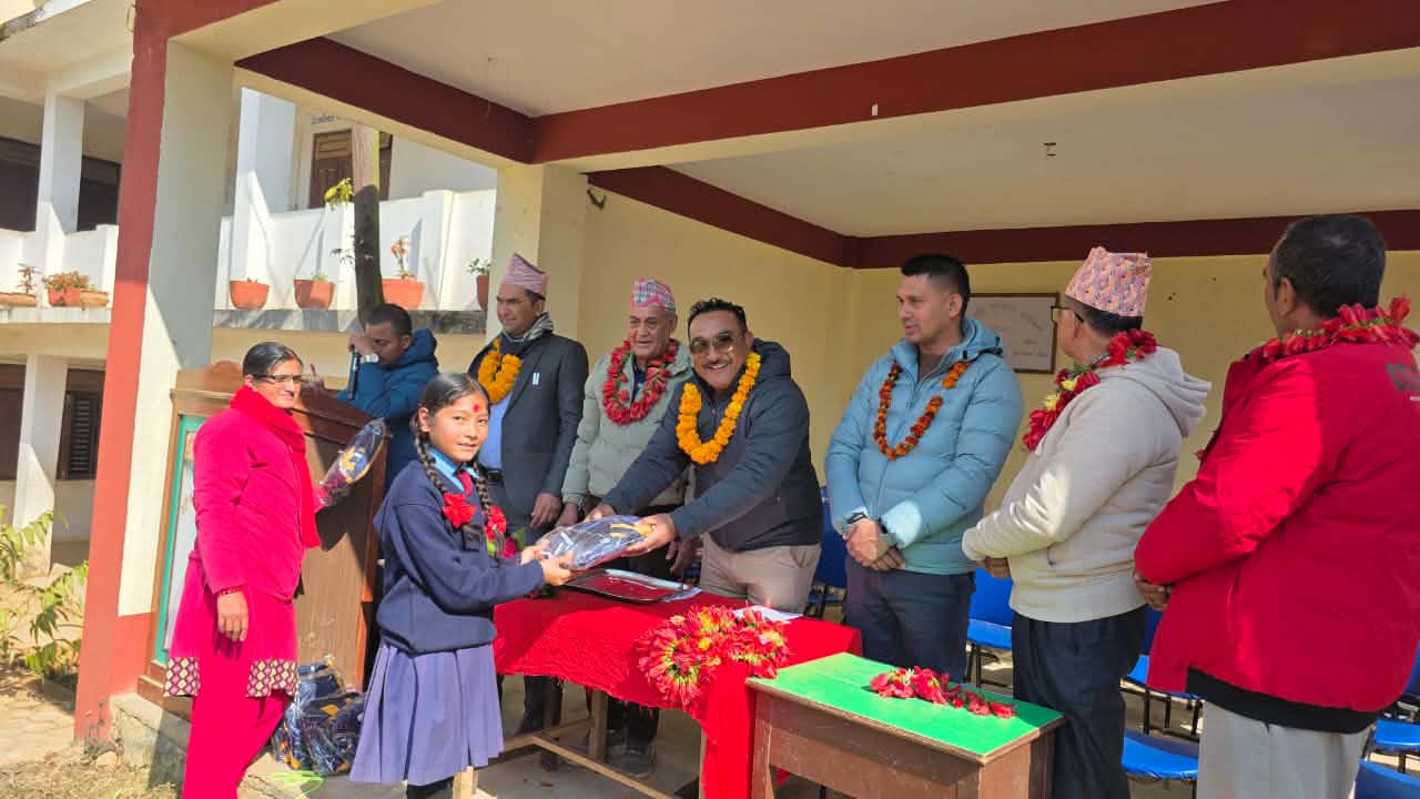 नेपाली कम्यूनिष्ट पार्टीका यूवा नेता श्रेष्ठद्वारा स्कुले बालबालिकालाई न्यानो कपडा बितरण
