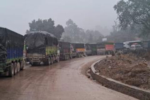 वर्षाका कारण दाउन्ने सडकखण्ड पूर्ण रुपमा अवरुद्ध