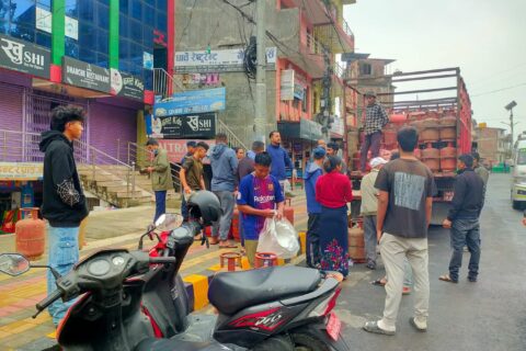 गोरखामा भरी ग्यास सिलिन्डर लिनेको भिड