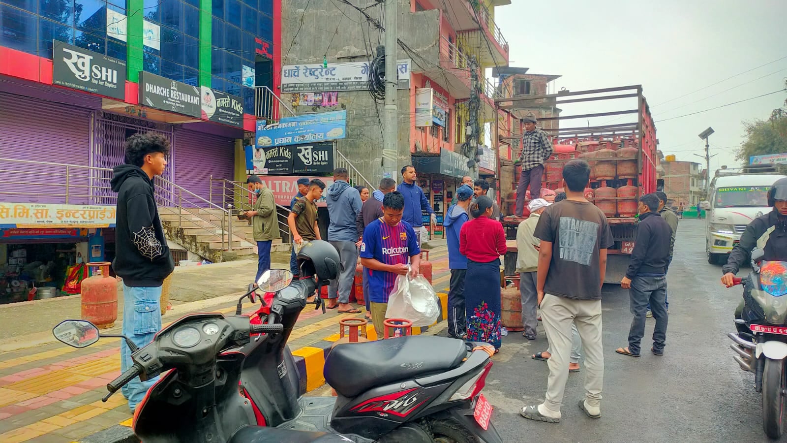 गोरखामा भरी ग्यास सिलिन्डर लिनेको भिड