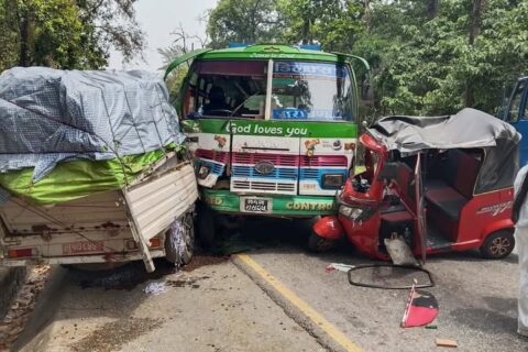 गोरखाबाट छुटेको बस चितवनको रामनगरमा दुर्घटना