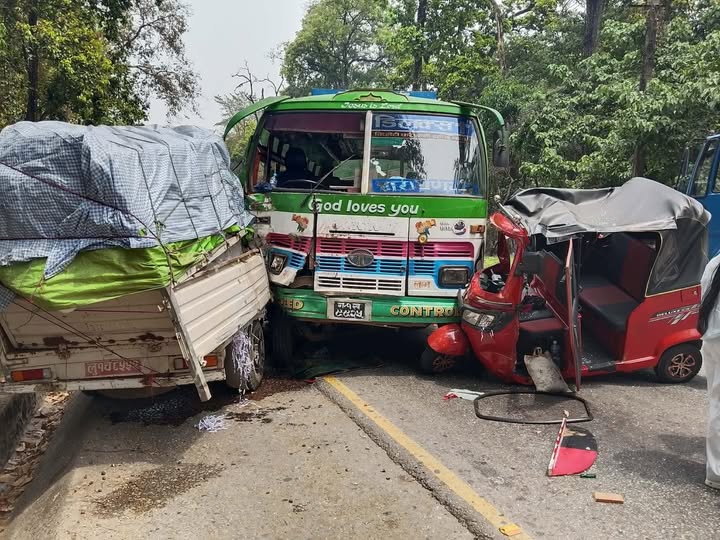 गोरखाबाट छुटेको बस चितवनको रामनगरमा दुर्घटना