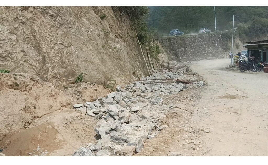 सडकस्तरोन्तीको वाहानामा पिडित बन्दै कान्छा लामा, एकतर्फी विस्तारले स्थानीय पिडित