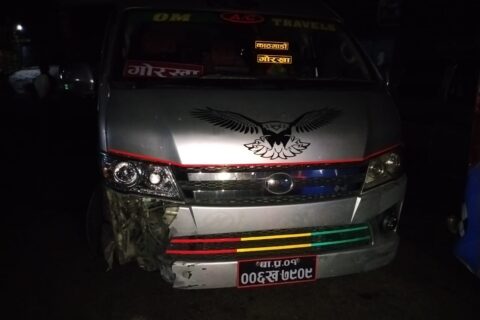 गोरखामा ईभी माइक्रो दुर्घटना, दुई सवारी साधन र वाटर फाउन्टेनमा क्षति