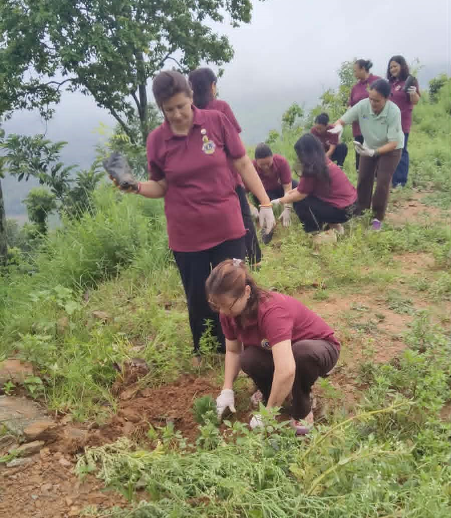 लायन्स क्लब अफ गोरखाकालिकाद्वारा बृक्षारोपण