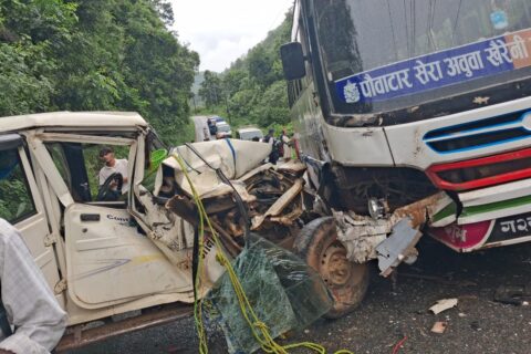 गोरखामा बस र बलेरो एकआपसमा ठोक्किँदा ६ जना घाइते