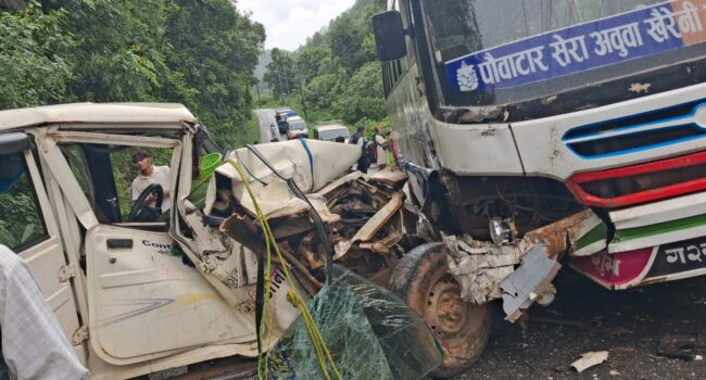 गोरखामा बस र बलेरो एकआपसमा ठोक्किँदा ६ जना घाइते