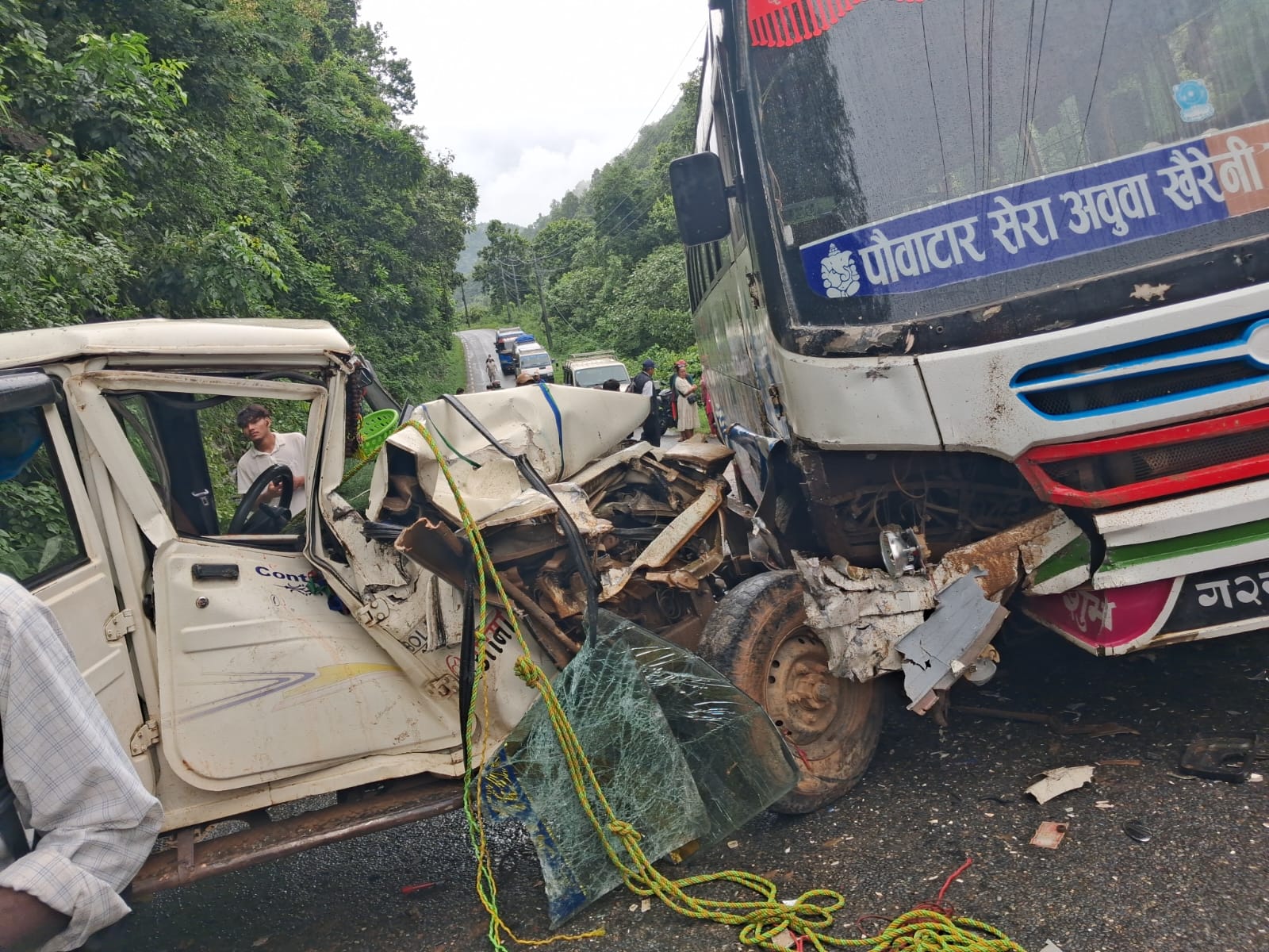 गोरखामा बस र बलेरो एकआपसमा ठोक्किँदा ६ जना घाइते