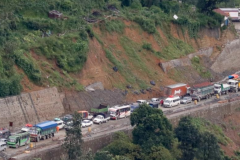 आठ घण्टा अवरुद्ध राजमार्ग बिहान सञ्चालनमा