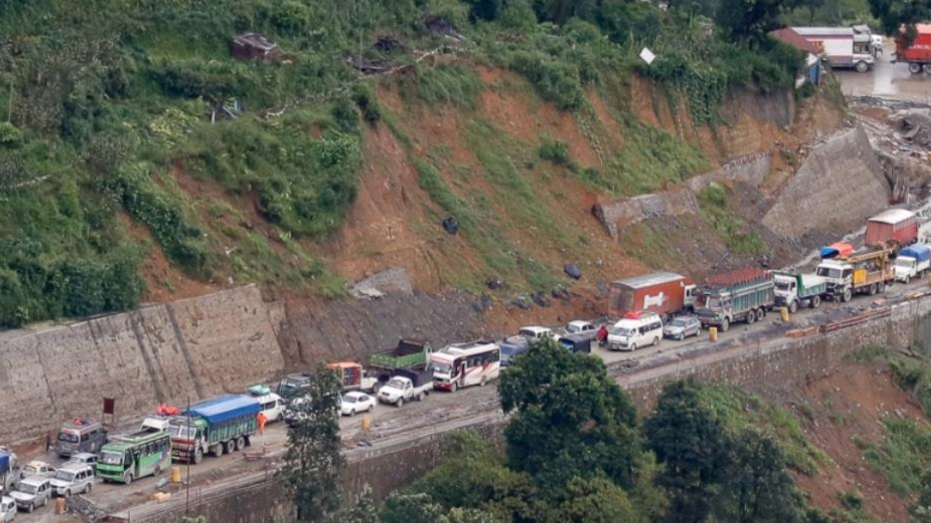 आठ घण्टा अवरुद्ध राजमार्ग बिहान सञ्चालनमा