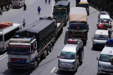 काठमाडौँ जोड्ने राजमार्ग बन्दः रोकिए सार्वजनिक बस