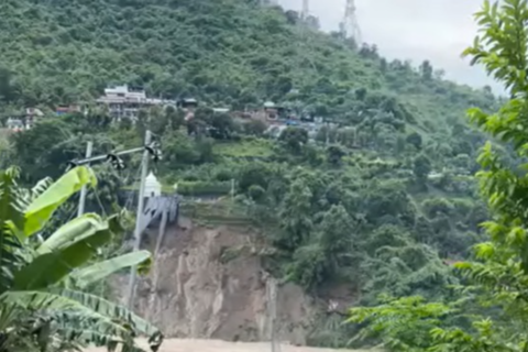 त्रिशूलीको बहावले मनकामना केबलकारको गेटभित्रको सडक भासियो, सेवा बन्द