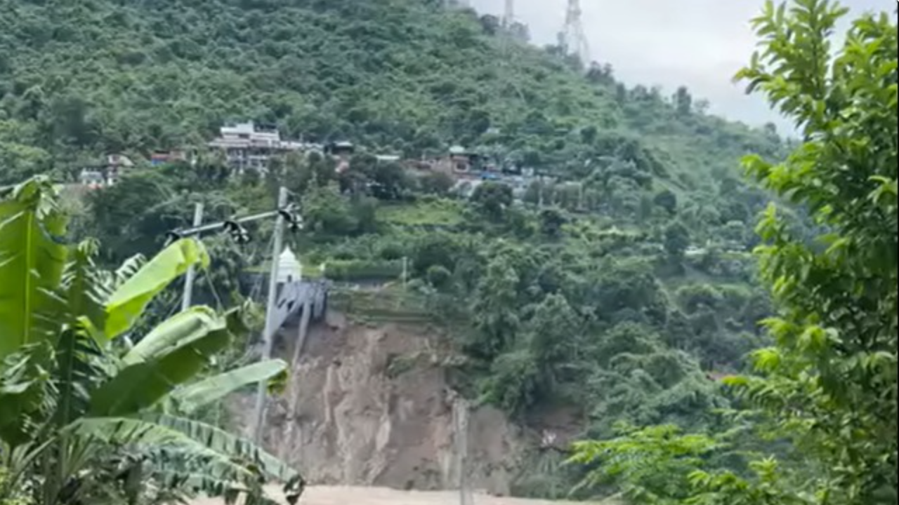 त्रिशूलीको बहावले मनकामना केबलकारको गेटभित्रको सडक भासियो, सेवा बन्द