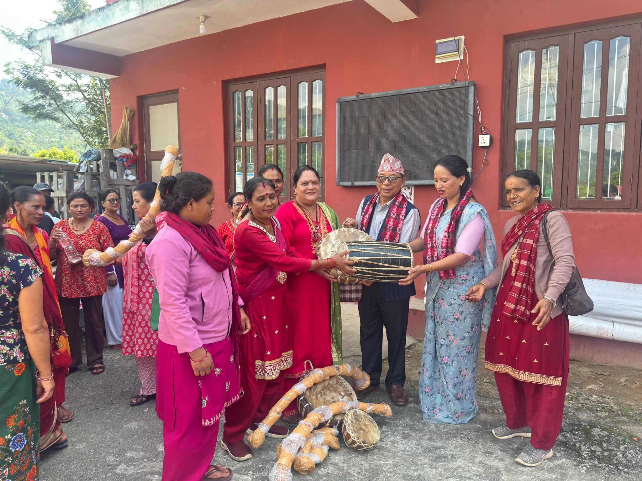 गोरखा नगरपालिकाले महिलाहरुलाई आत्मनिर्भरतासंग जोड्न पञ्चेबाजा वितरण