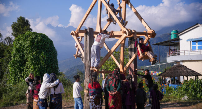 दसैँको टीकापछि गोरखाको सिरानडाँडामा रोटे पिङको रौनक